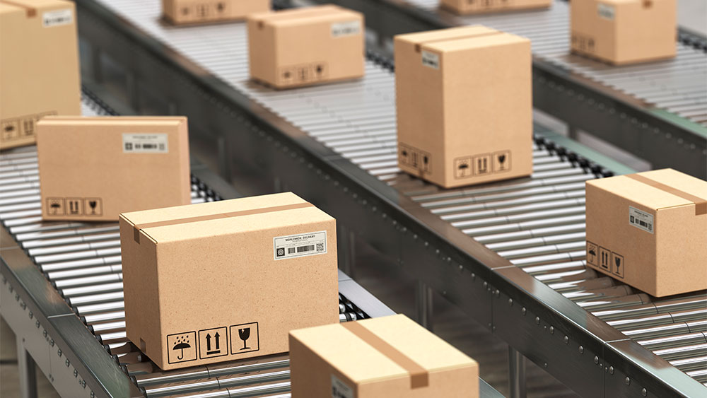 Caixas de um e-commerce em esteira de separação