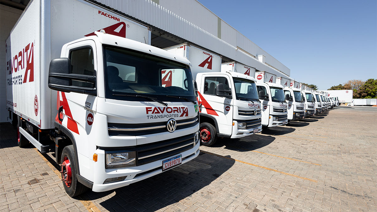 Caminhões da Favorita Transportes estacionados na frente de uma de nossas unidades, especialista em logística para o Centro-Oeste e Norte