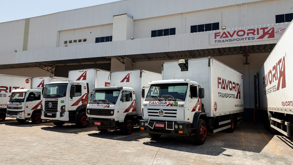 Caminhões da Favorita Transportes estacionado na frente da unidade de Brasília