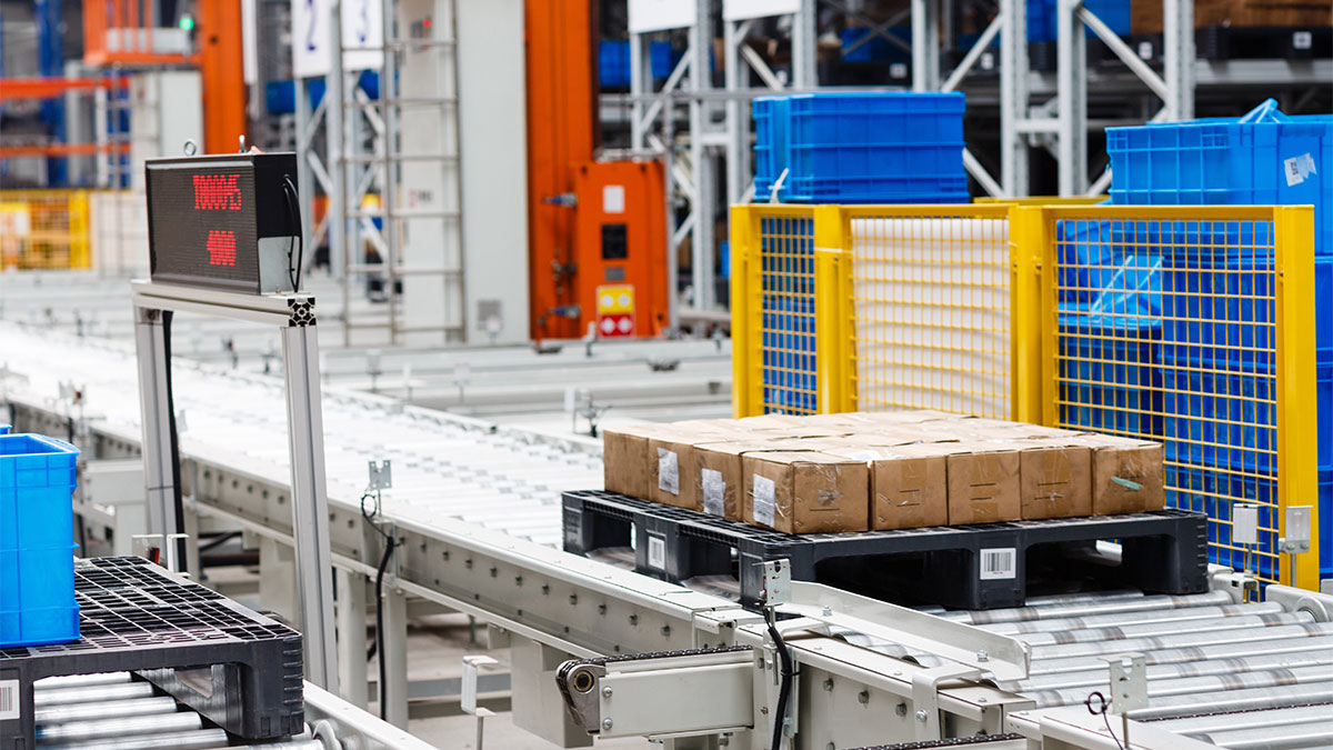 Esteira em centro de distribuição mostrando a Automação Logística no Brasil