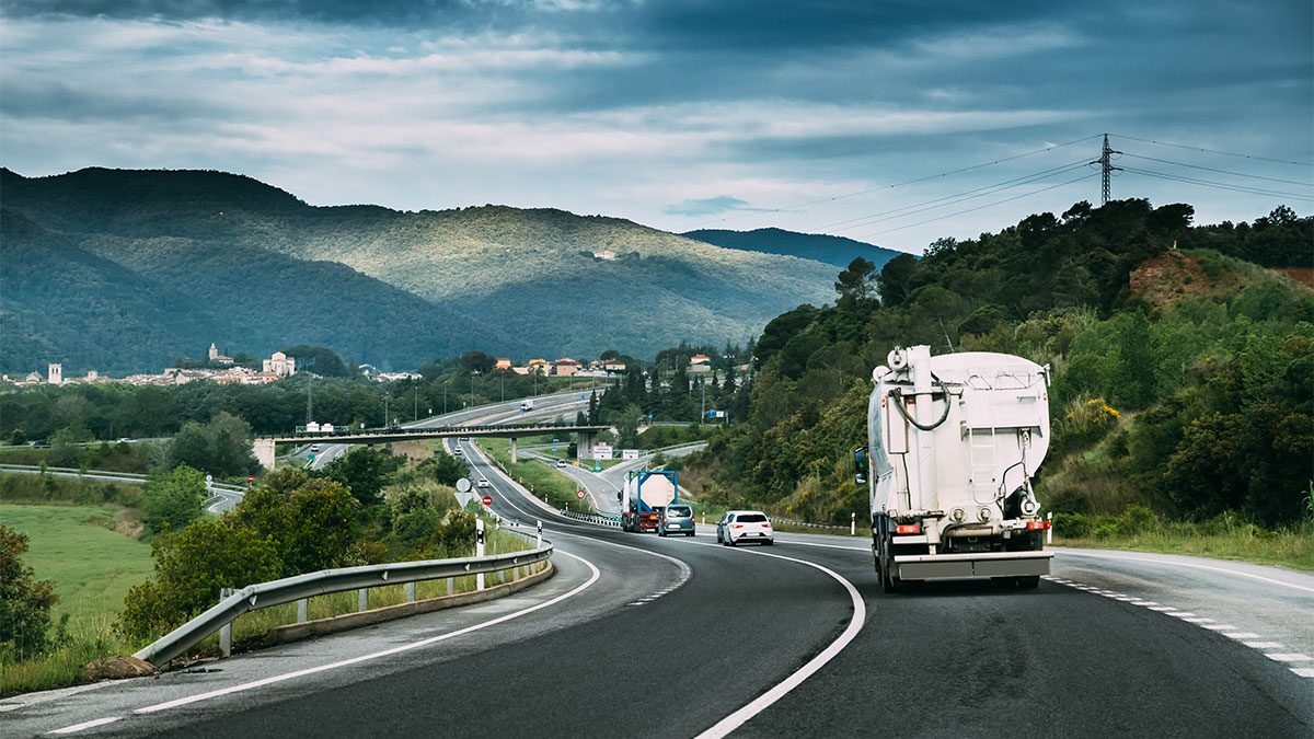 Caminhão na estrada representando a eficiência logística no Centro-Oeste e Norte da Favorita Transportes
