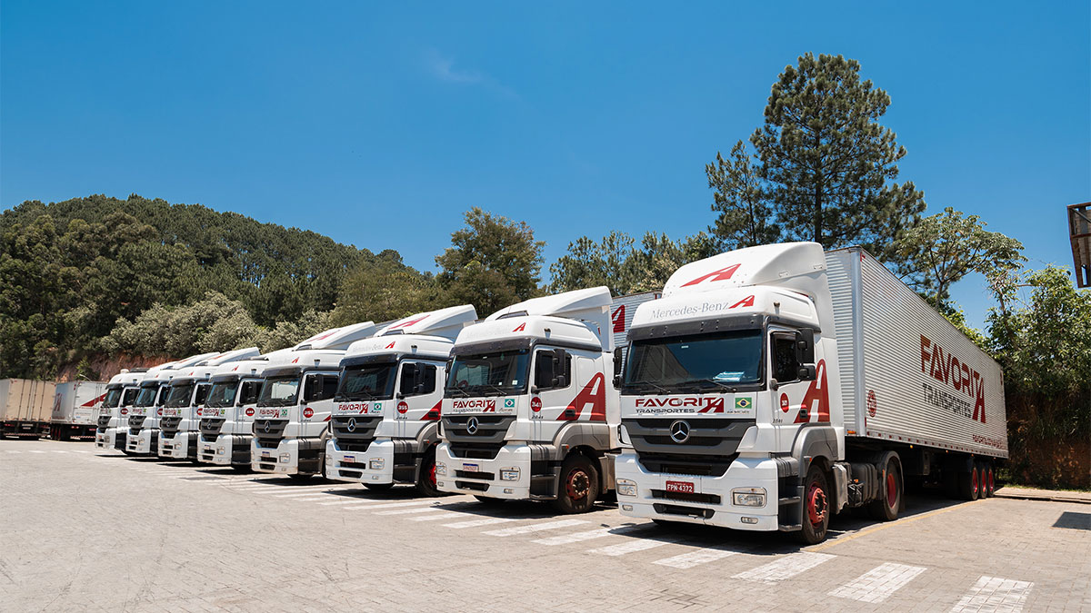 Caminhões da Favorita Transportes estacionados em centro de distribuição