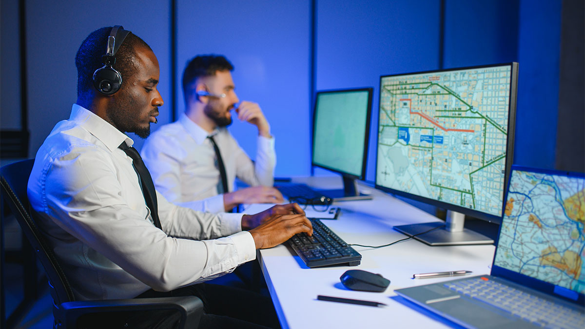 Homens em centro de logística fazendo o rastreamento de frota