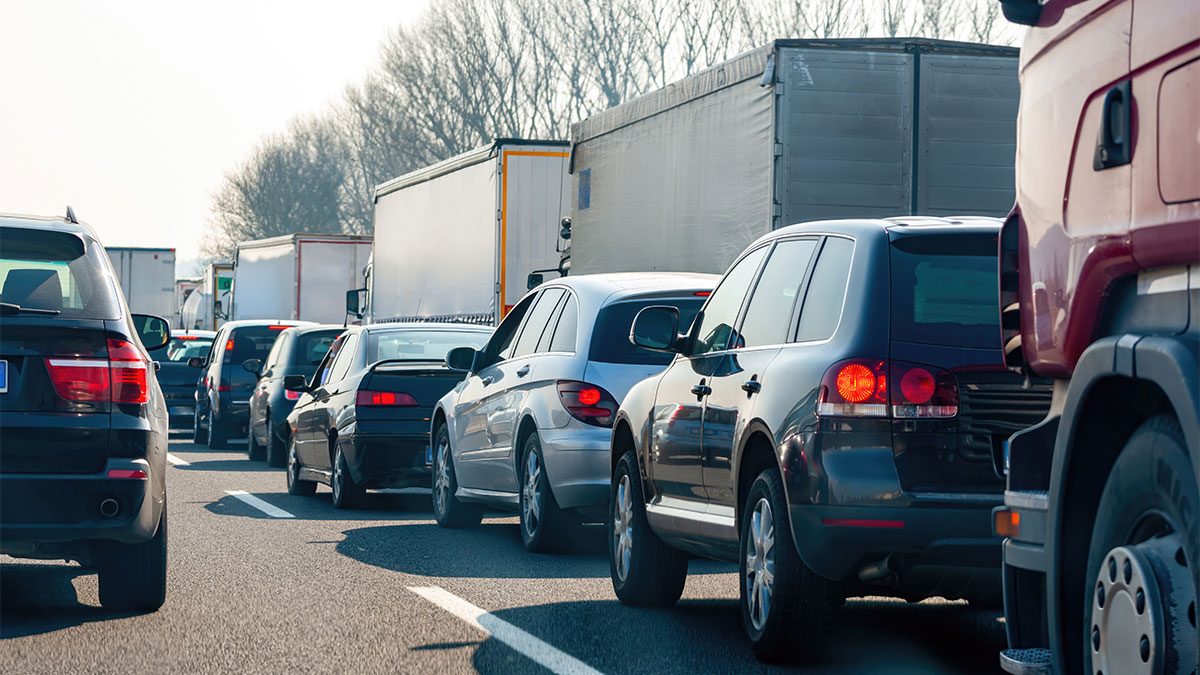 Trânsito intenso com carros e caminhões em congestionamento, cenário que impacta diretamente a saúde mental no transporte.