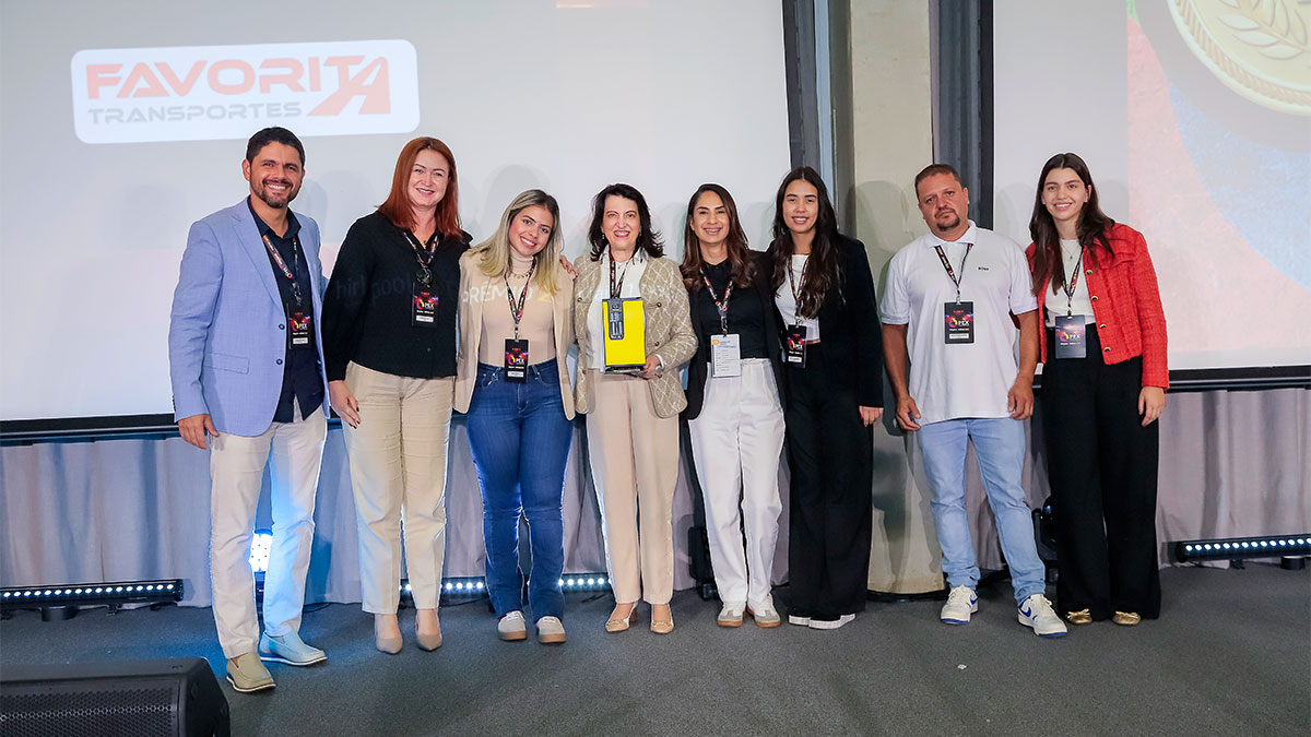 Equipe da Favorita Transportes celebra conquista em evento de Premiações 2024, reforçando reconhecimento pela excelência, inovação e compromisso no setor.