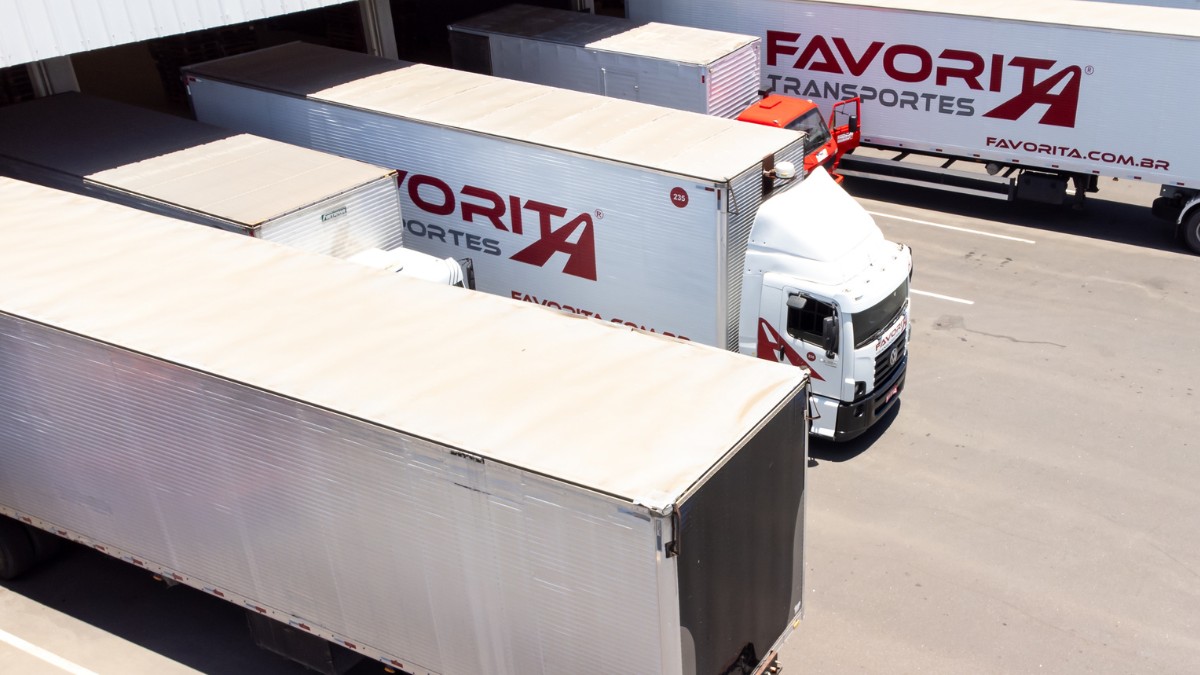 Caminhões da Favorita Transportes posicionados para carga e descarga, ilustrando operações de CrossDocking com agilidade e integração logística.