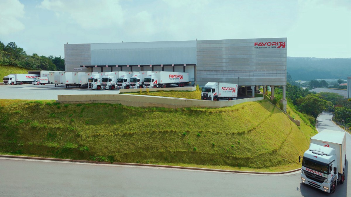 Fachada da unidade matriz da da Favorita Transportes em Jandira, São Paulo, representando as unidades da Favorita Transportes