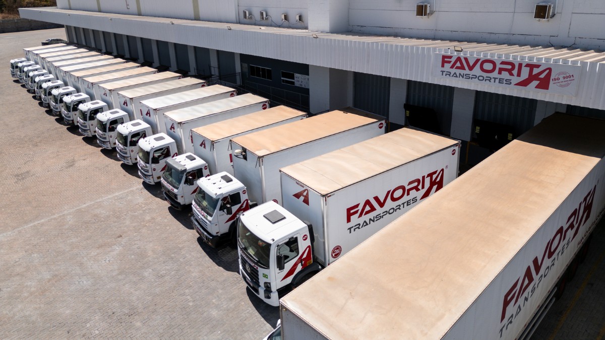 Imagem que representa os números da Favorita Transportes, mostrando uma frota alinhada de caminhões da Favorita estacionados em uma das bases operacionais da empresa, destacando organização, capacidade logística e eficiência nas operações.