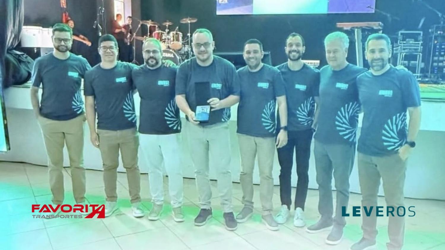 Grupo de pessoas em evento comemorativo.